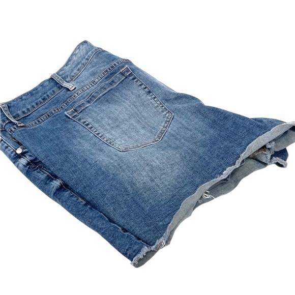 SZ 26 – Torrid Light-Med Wash Distressed Short - Picture 3 of 11